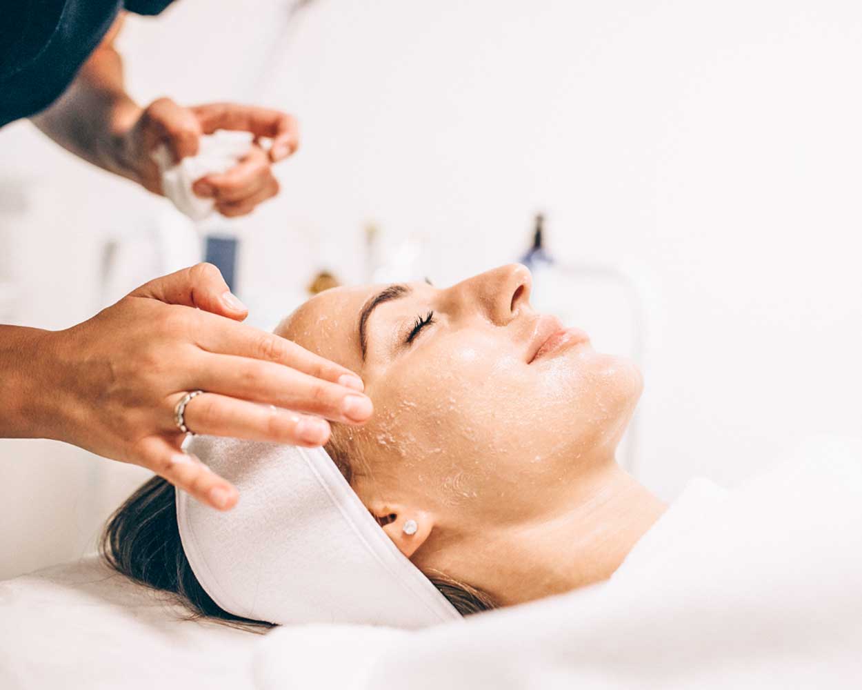 deep cleansing facial in jvc Dubai